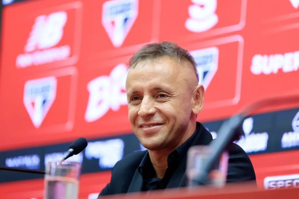 Rafinha e a Metamorfose do São Paulo: Como o Novo Gerente Estancou a Crise no CT da Barra Funda Rafinha e a Metamorfose do São Paulo: Como o Novo Gerente Estancou a Crise no CT da Barra Funda