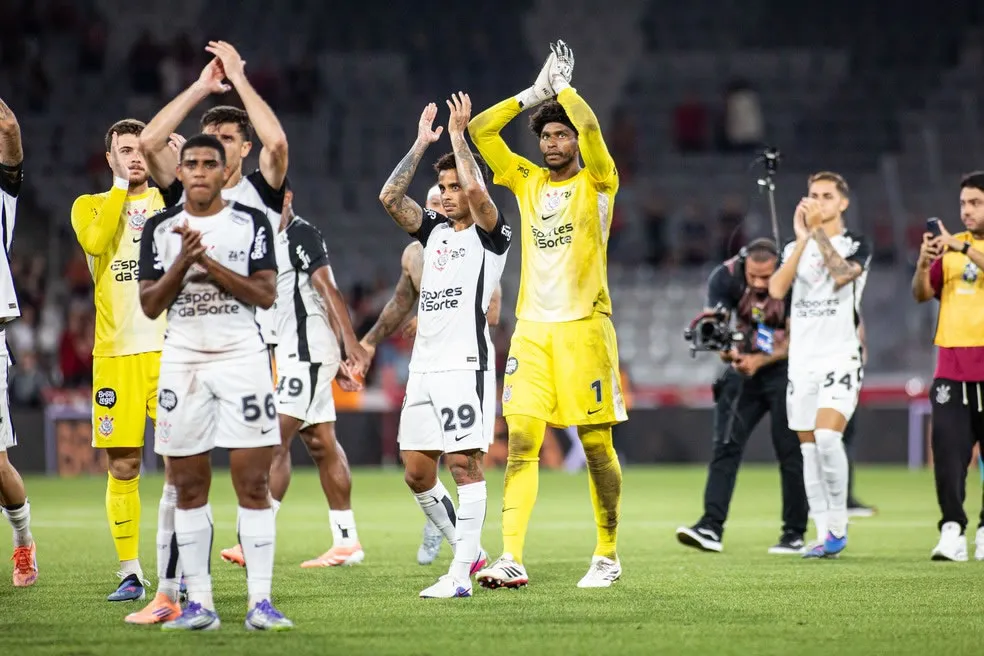 Corinthians vence Athletico-PR e sobe na tabela do Brasileirão