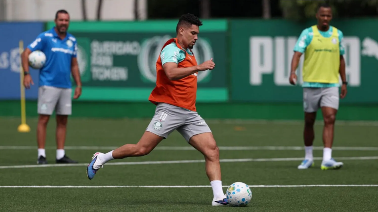 Palmeiras tem reforço caseiro: Paulinho avança em treino na Academia Palmeiras tem reforço caseiro: Paulinho avança em treino na Academia