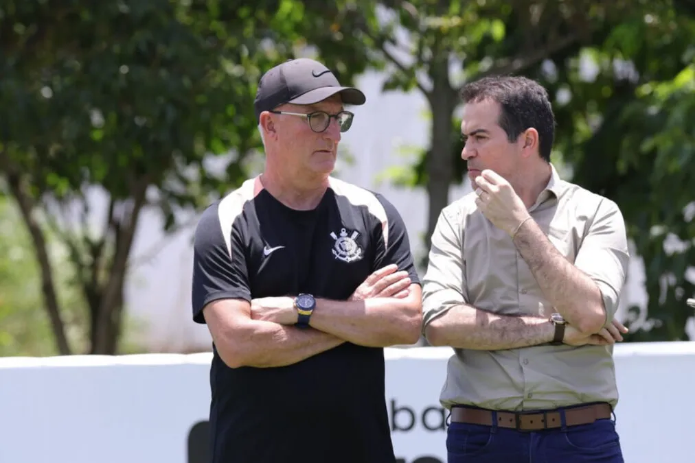 Corinthians corre contra o tempo: Dorival Júnior cobra reforços e mira janela de exceção