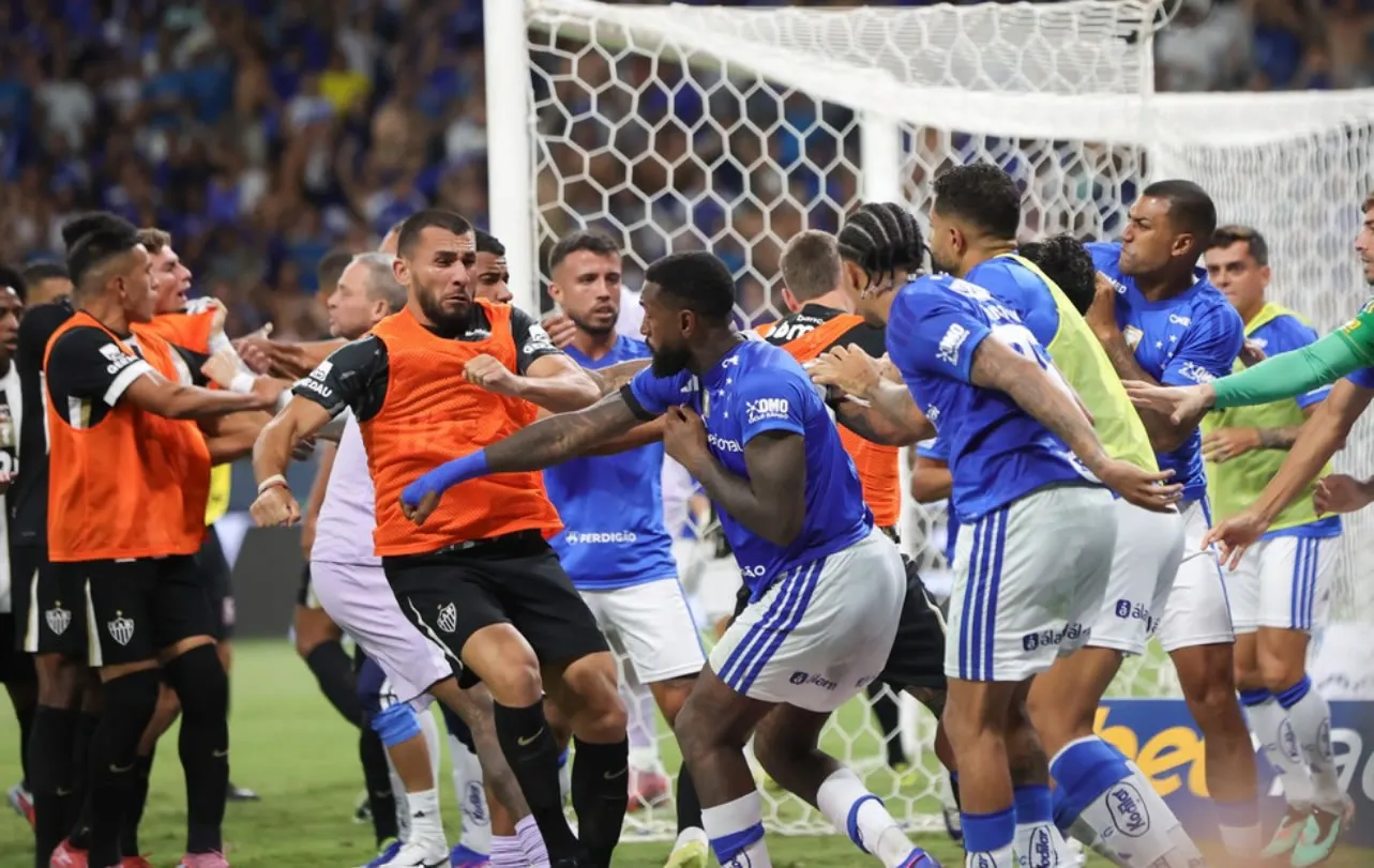 Crise no Atlético-MG: Galo projeta punições internas após batalha campal no Mineiro