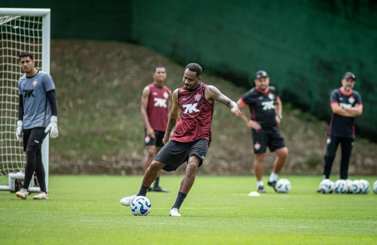 Vitória perde zagueiro Edu por até oito meses após grave lesão no clássico Ba-Vi