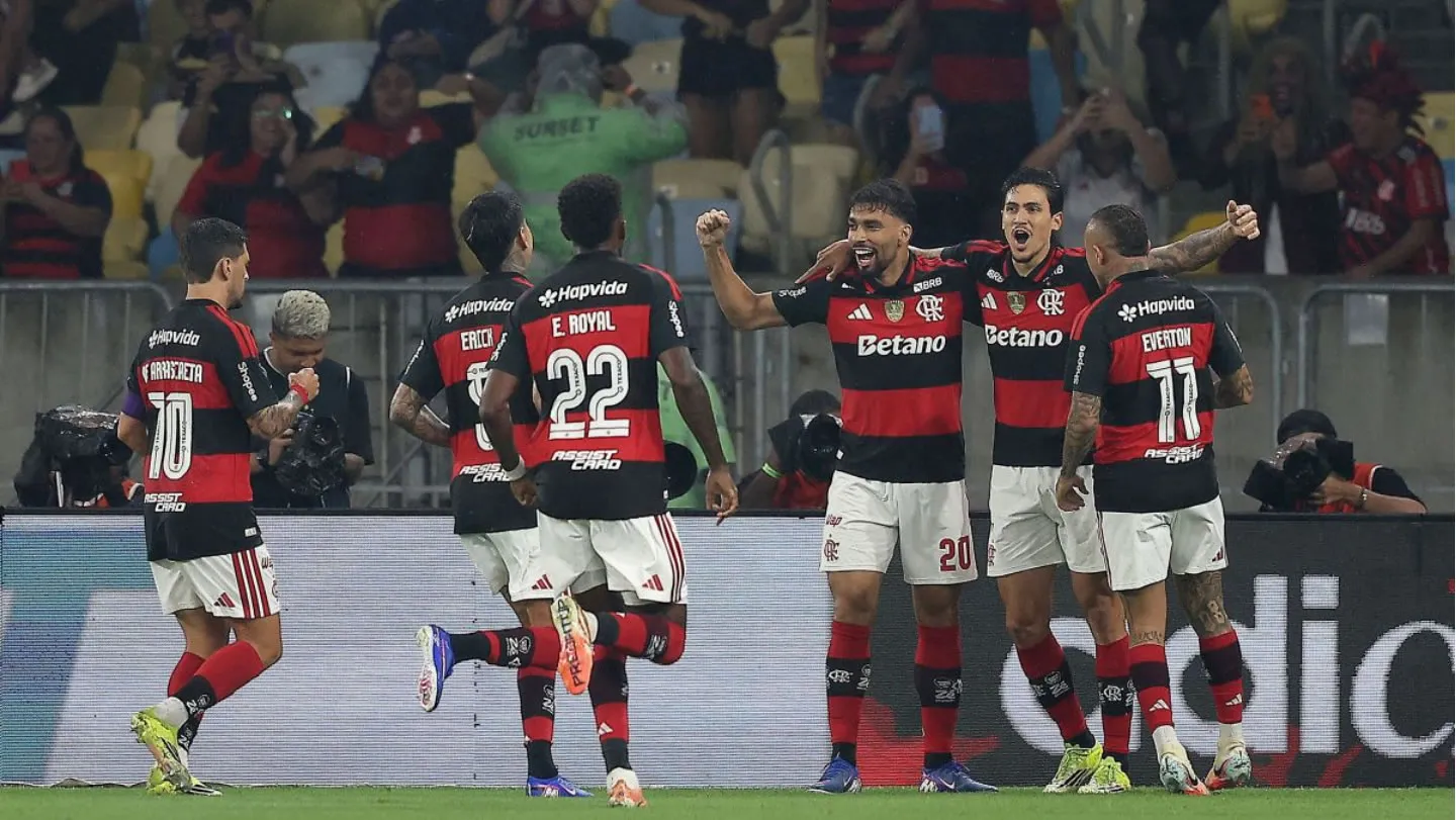 Lucas Paquetá sofre fratura na mão direita, mas Flamengo descarta desfalque no clássico