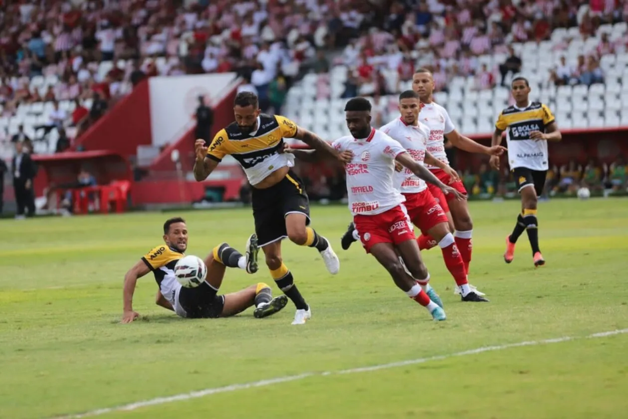 César Martins celebra retorno triunfal à zaga do Criciúma