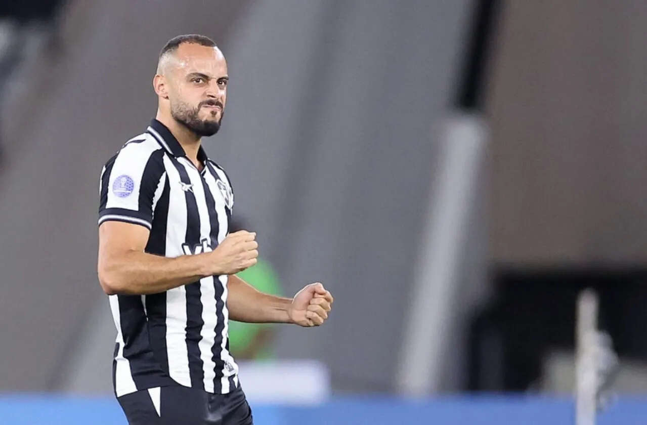 Arthur Cabral recupera protagonismo no Botafogo sob nova era Franclim