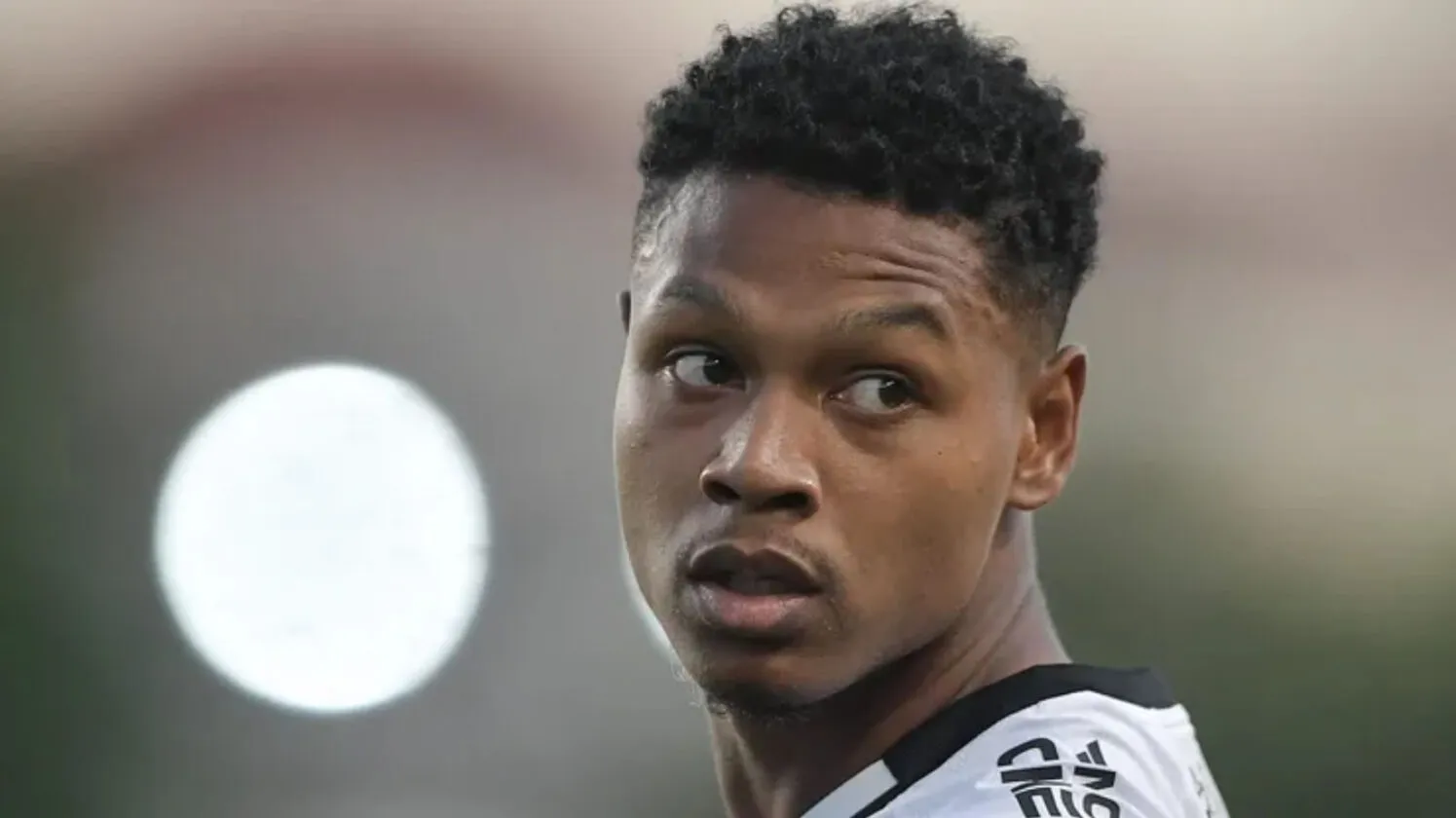 Matheus França vive ostracismo no Vasco e saída vira questão de tempo