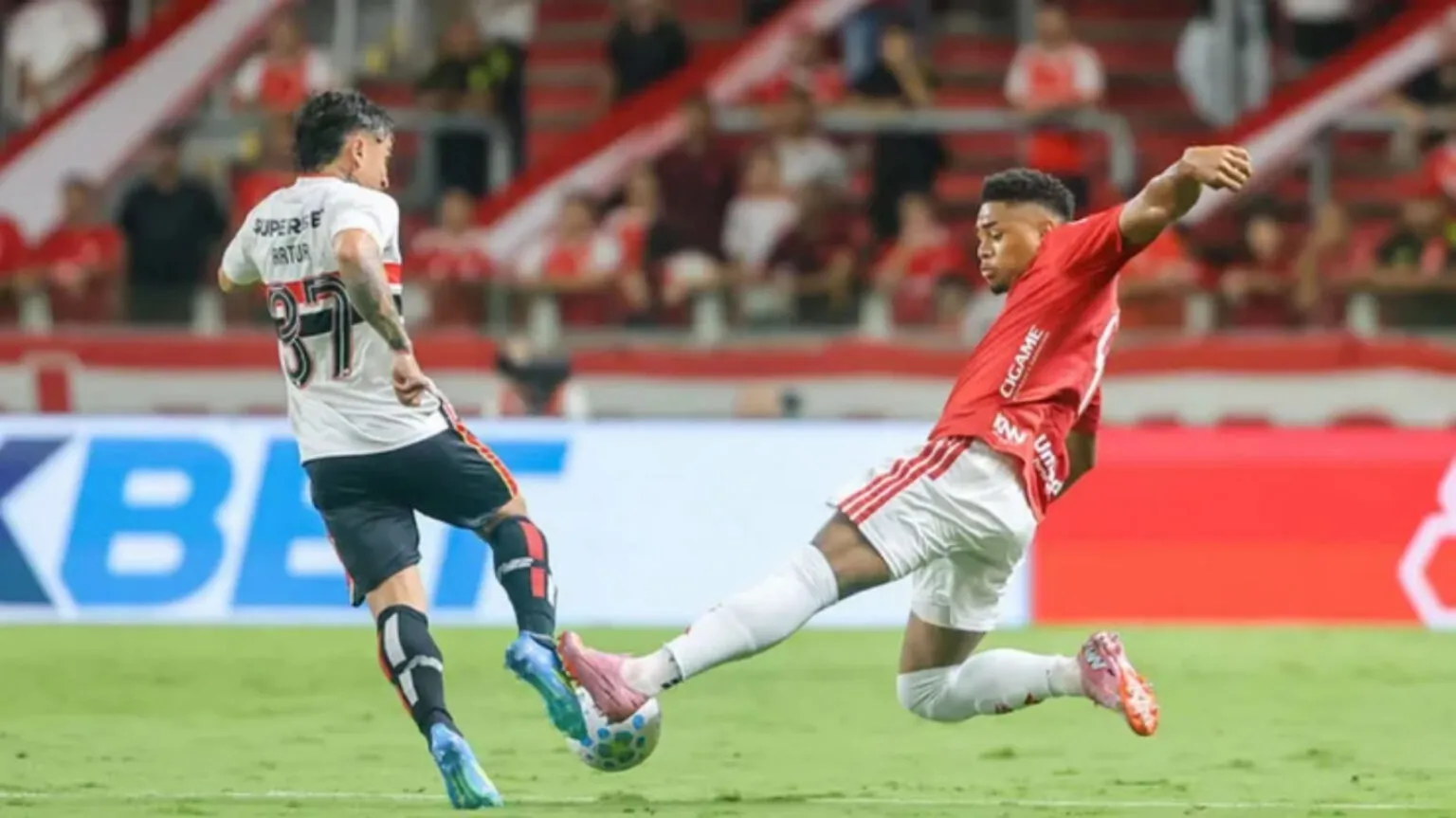 Artur ganha espaço no São Paulo e vira peça-chave contra o Vasco