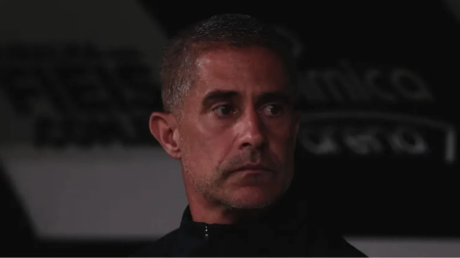 Corinthians trava acerto com Diniz e avalia retorno de Sylvinho