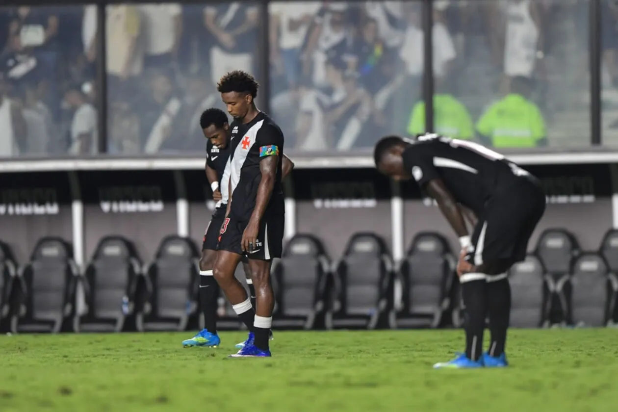 Vasco escancara crise defensiva após derrota e liga alerta no Brasileirão