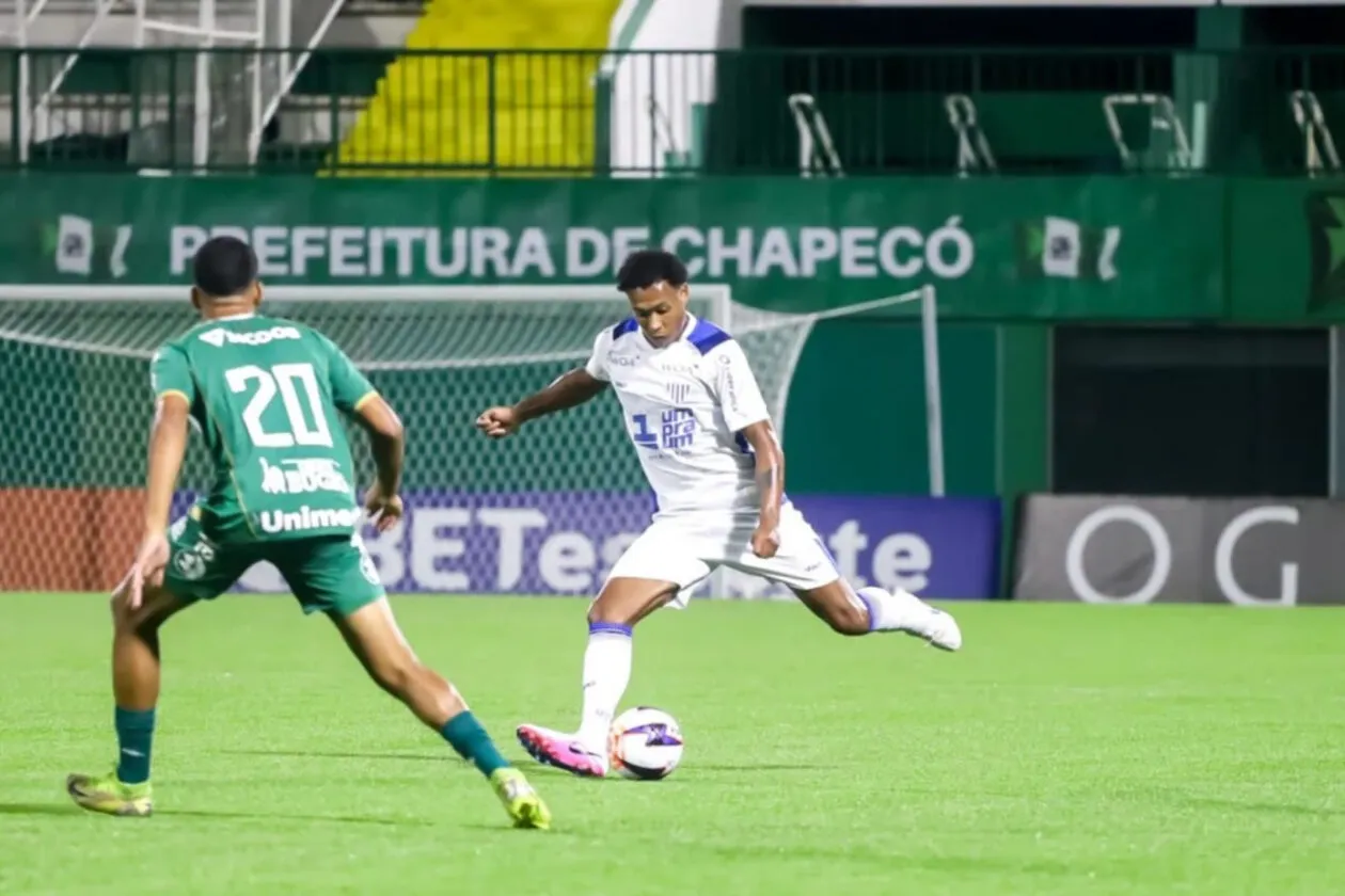 Avaí: Cauan de Almeida acelera rodízio e ganha reforços internos Avaí: Cauan de Almeida acelera rodízio e ganha reforços internos