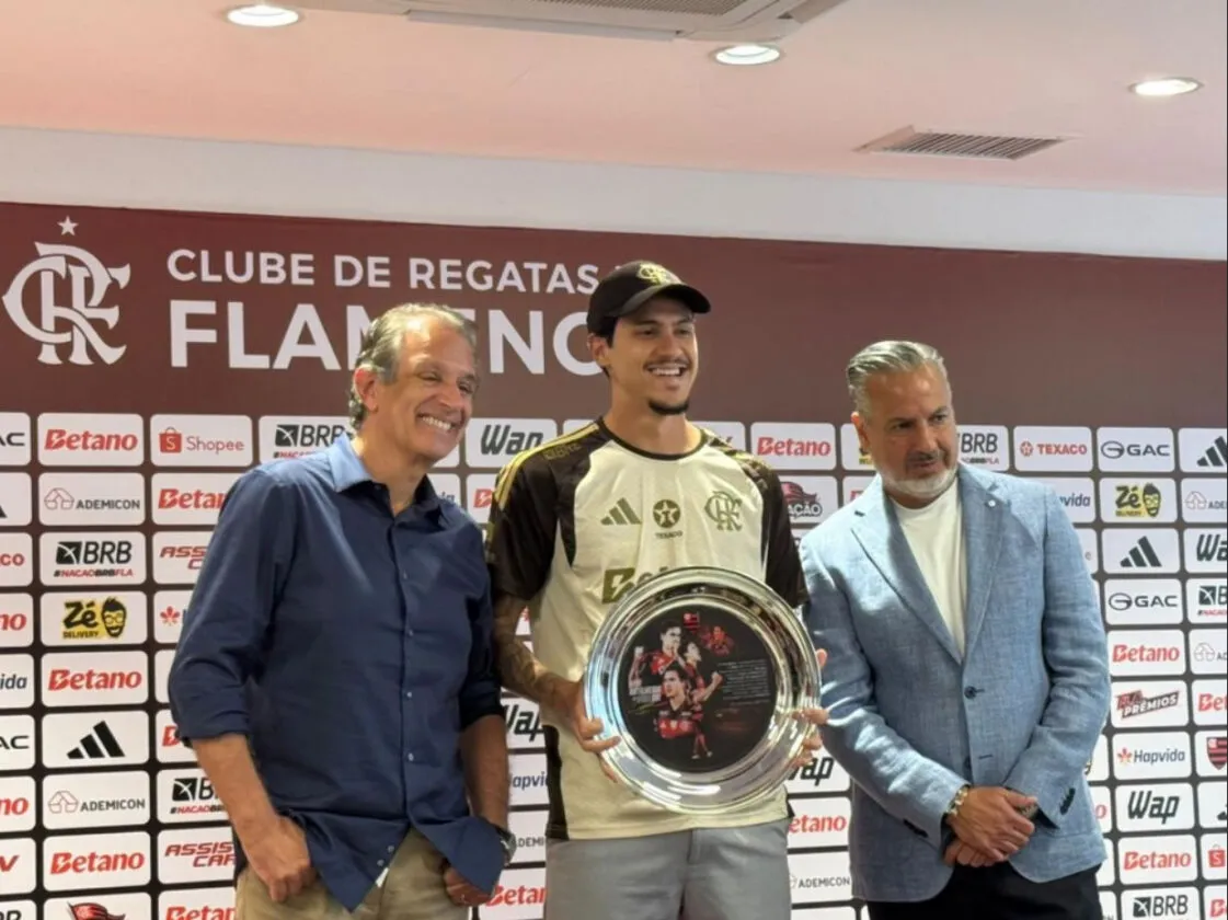 Flamengo: Pedro recebe homenagem e vira o maior artilheiro do século