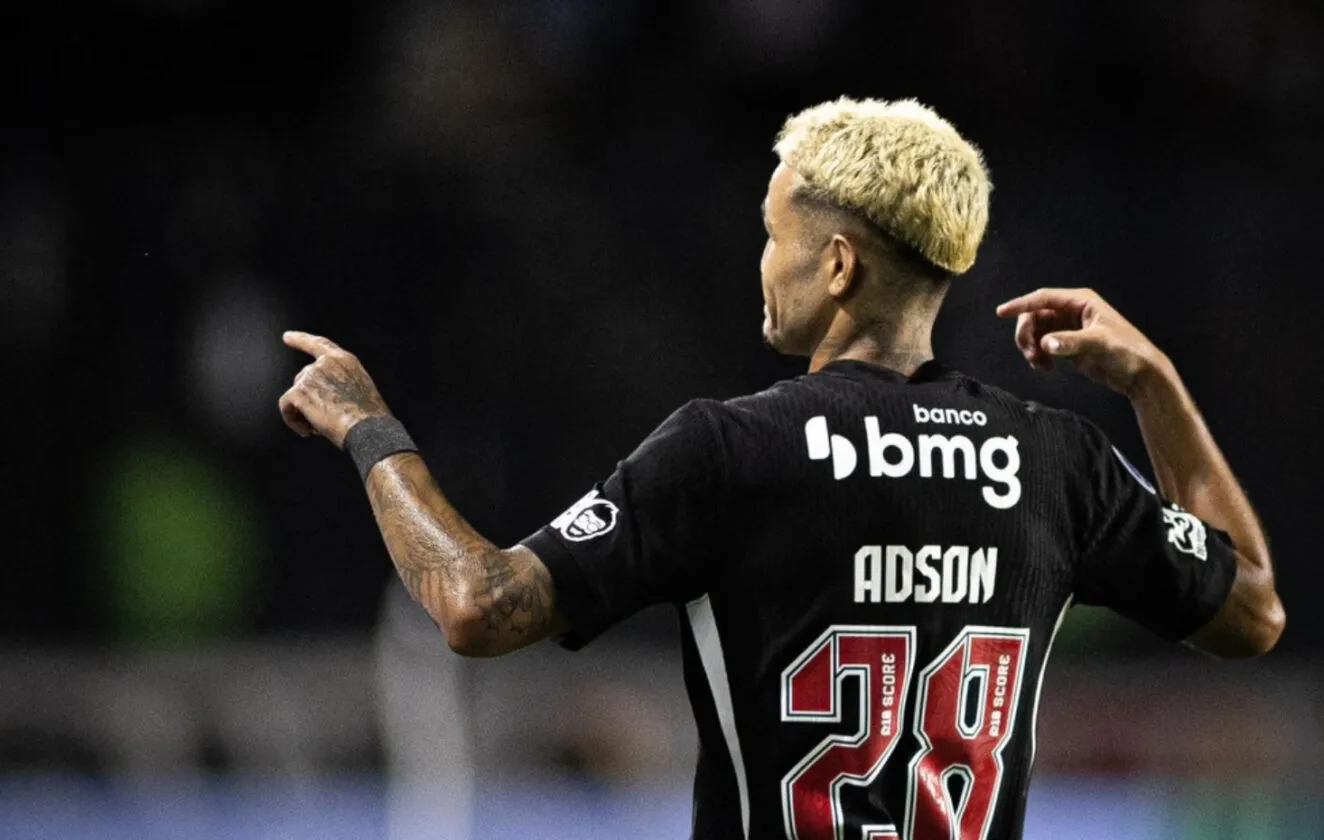 O choro de Adson: Como o atacante do Vasco superou o drama para virar herói