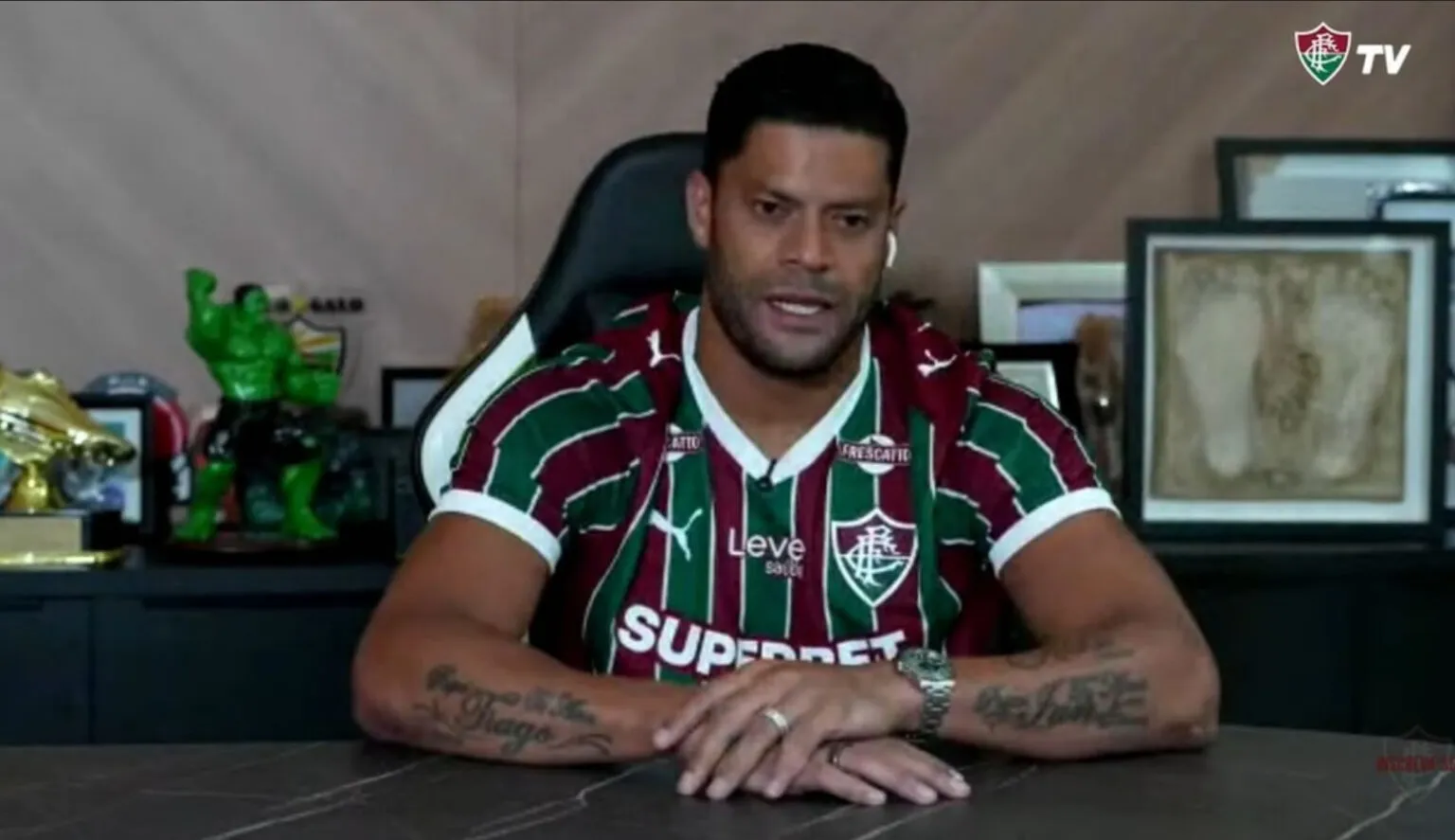 O novo dono da 7? Hulk desembarca no Rio e torcida do Fluminense reage