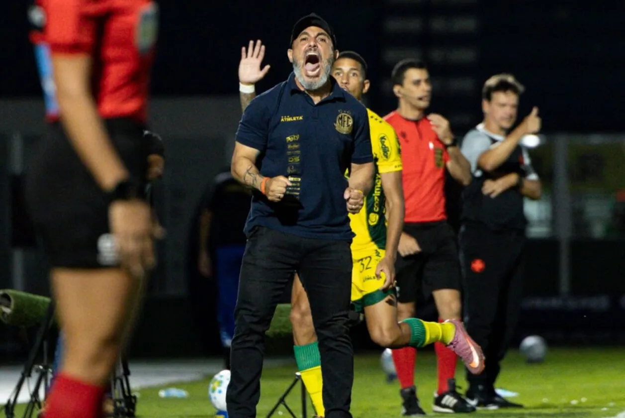 Carrasco? O técnico que detém 100% de aproveitamento contra Diniz