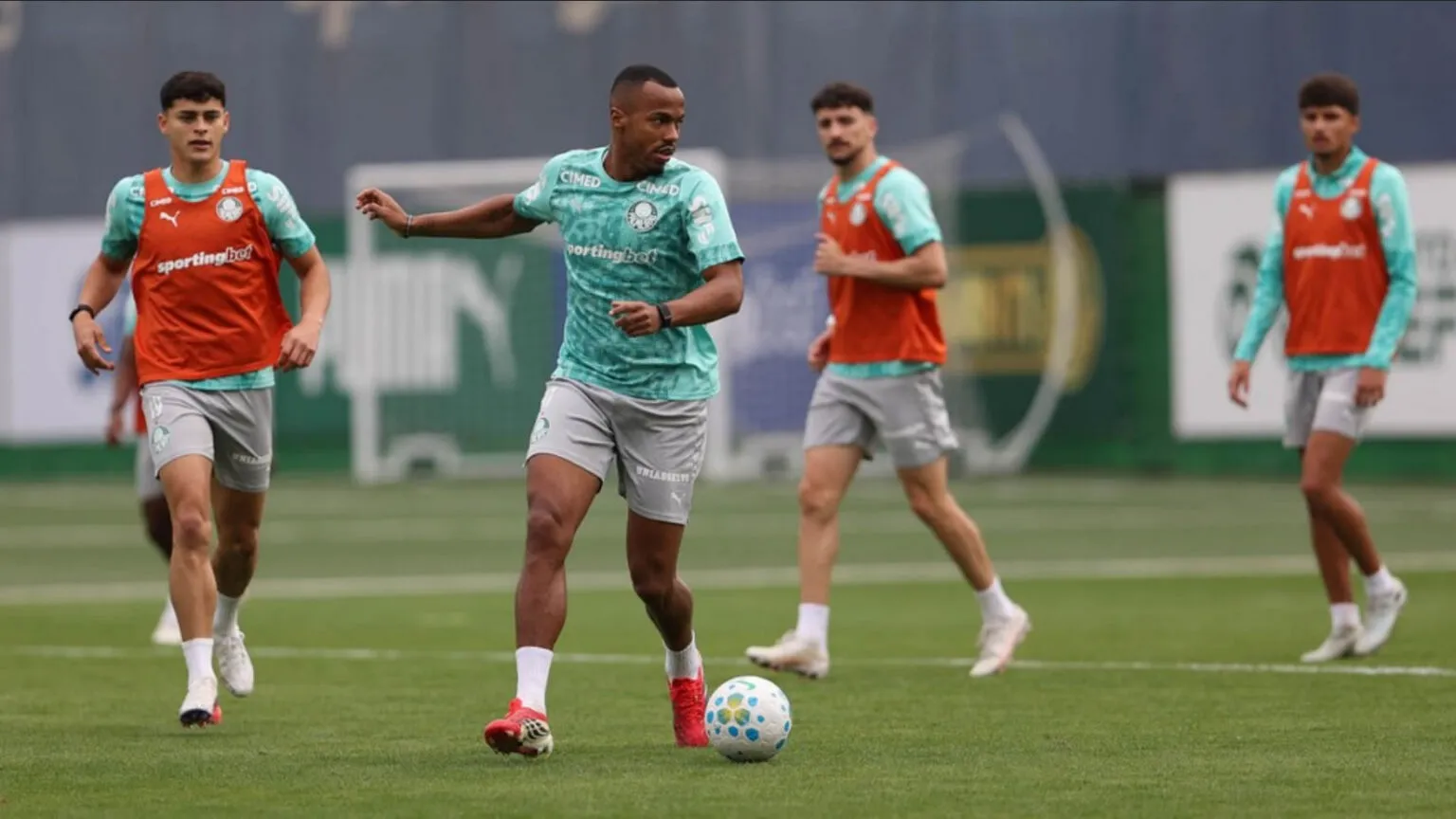 Decisão à vista: Palmeiras viaja com mistério e técnico Abel avalia alterações no time