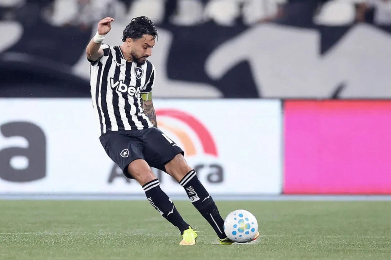 O gesto de Alex Telles ao renovar com o Botafogo que emocionou a torcida