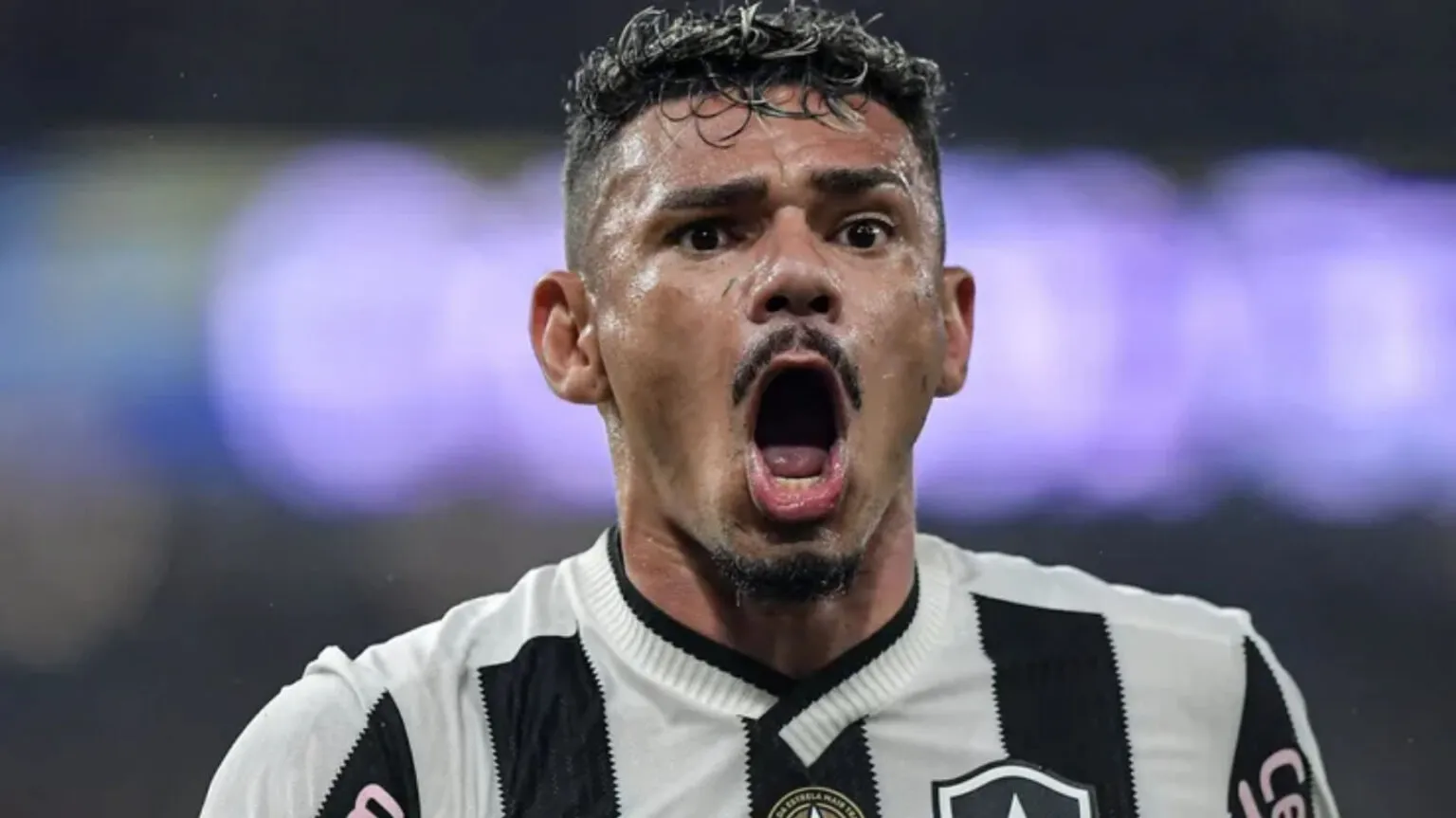 Sem clube desde julho, artilheiro histórico vira aposta barata do Botafogo Sem clube desde julho, artilheiro histórico vira aposta barata do Botafogo