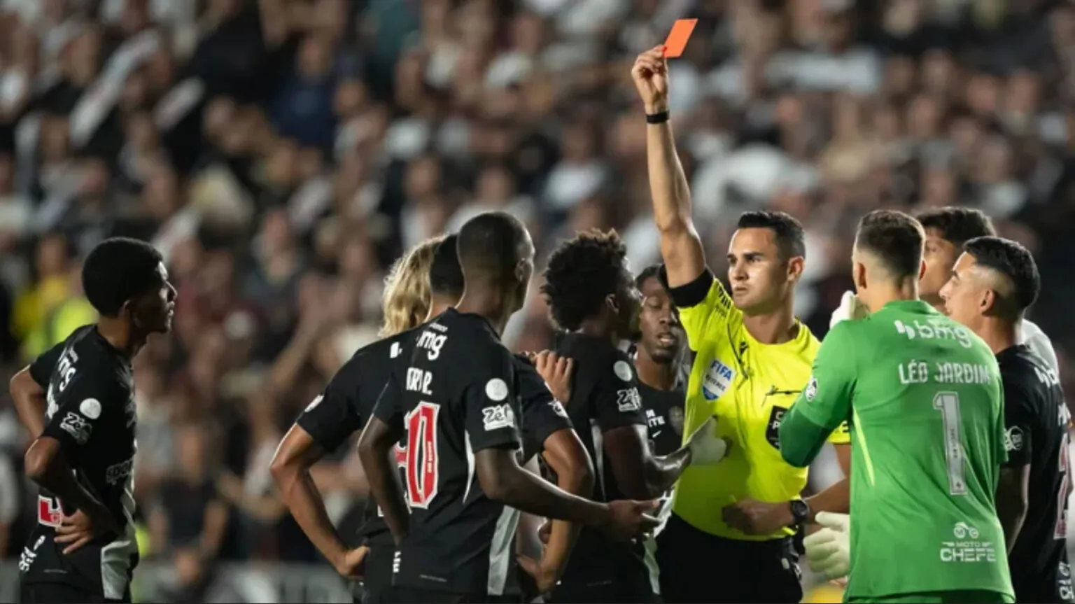 PC de Oliveira aponta falha grave da arbitragem em vitória do Vasco e expõe polêmica no jogo