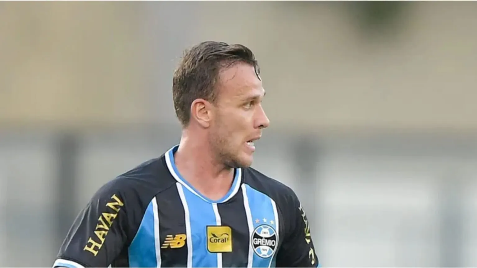 Sem clube na Europa, volante ex-Grêmio vira assunto quente nos bastidores do Santos