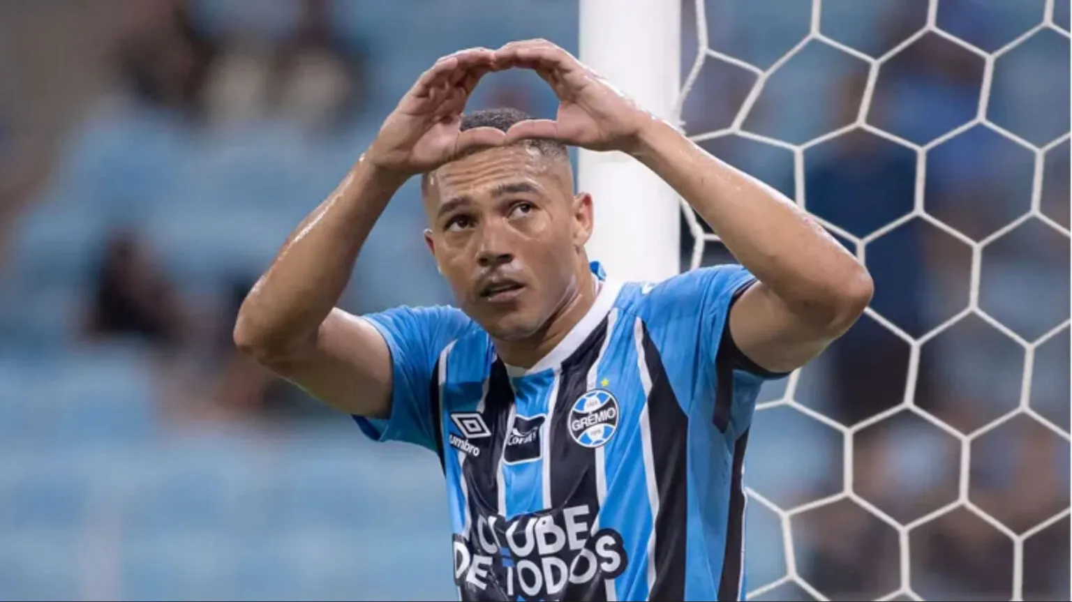 Dilema financeiro no Grêmio pode selar saída inesperada do atacante Carlos Vinícius