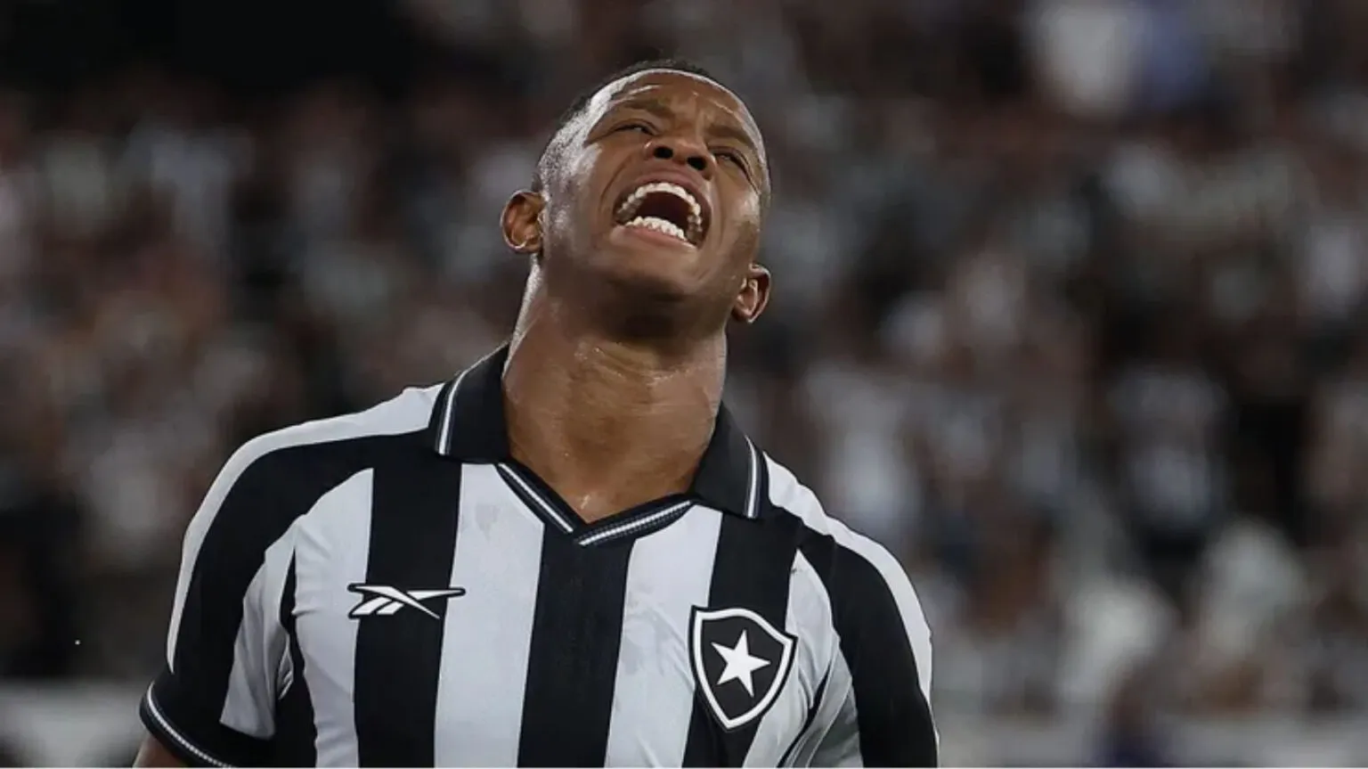 Clima esquenta no Botafogo e Danilo vira alvo principal da torcida após revés avassalador