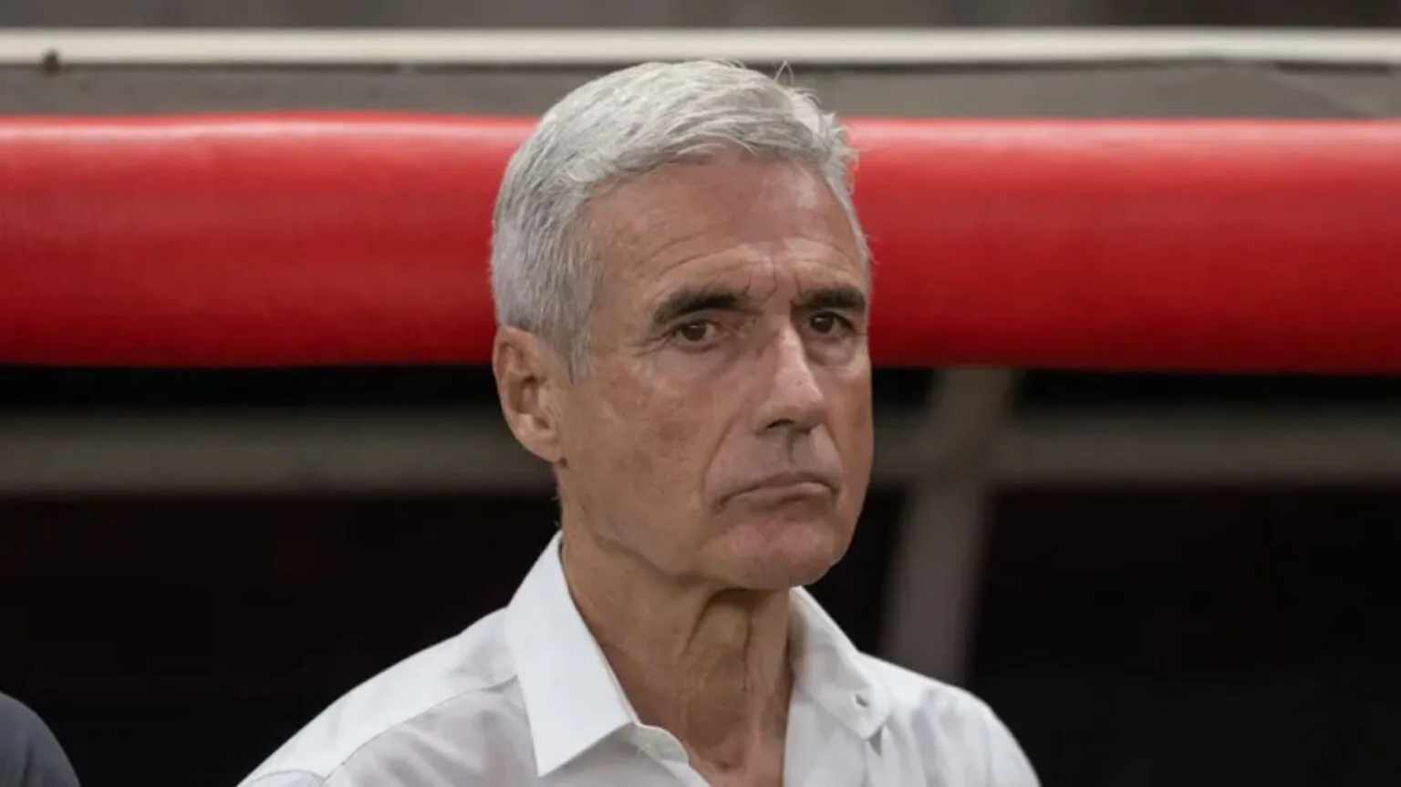 Pressão no Z-4 e seca no ataque: o desabafo de Luís Castro após o clássico Gre-Nal