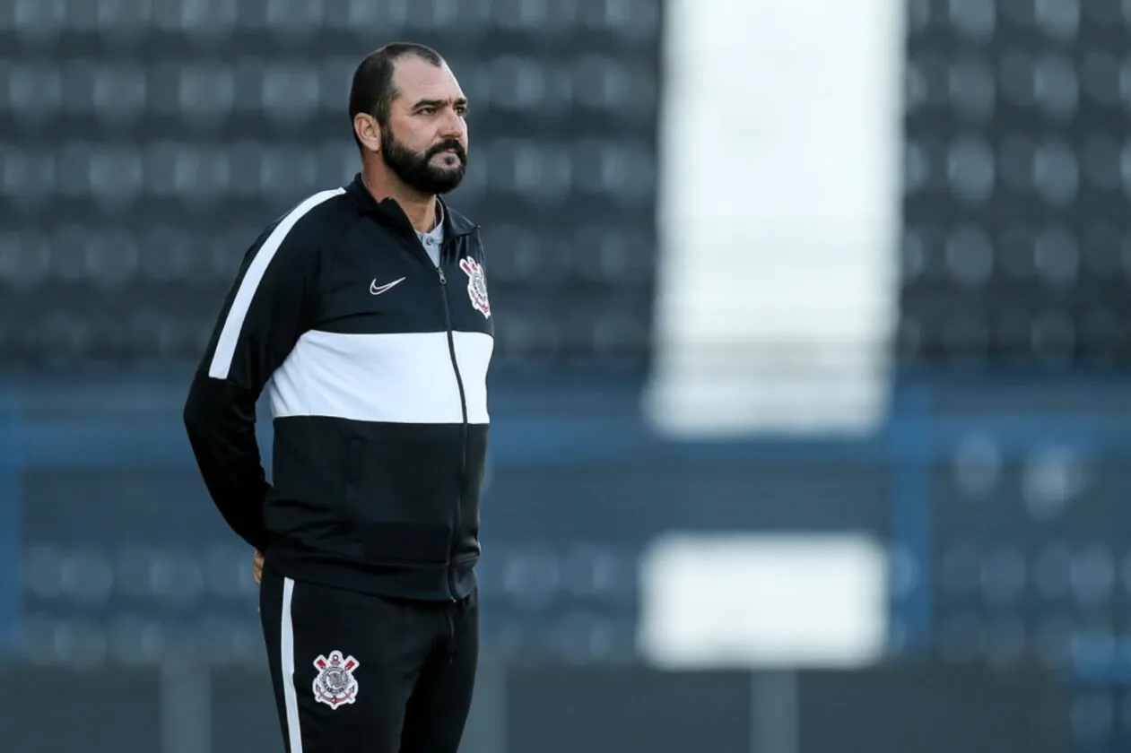 Ex-camisa 10 bicampeão mundial vira técnico e devolve sonho ao Uberlândia