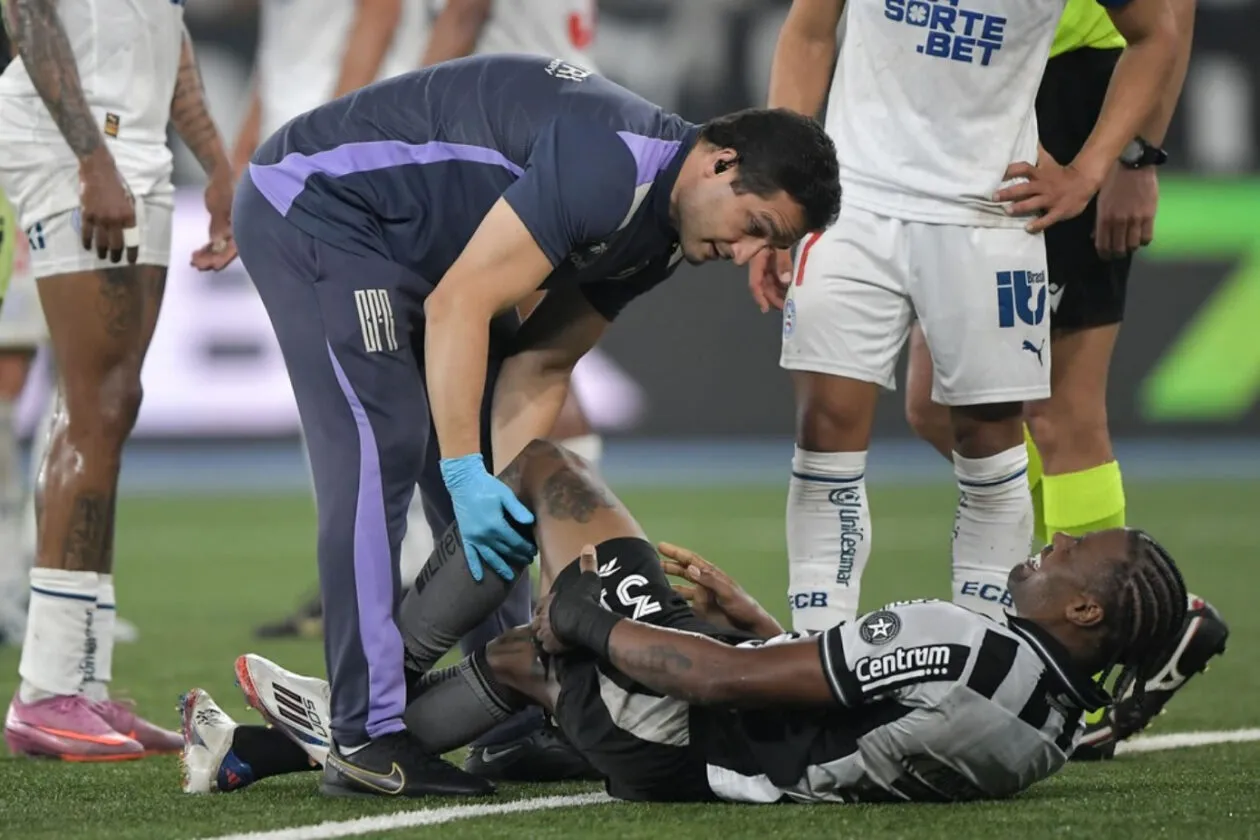 Fora há 1 ano: volante do Botafogo cumpre etapas cruciais para voltar aos gramados